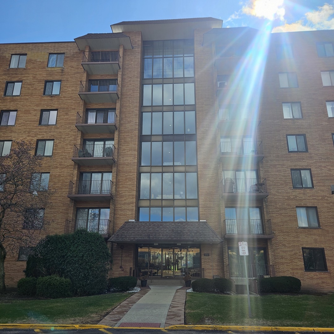 1717 W CRYSTAL Lane #310, Mount Prospect, IL