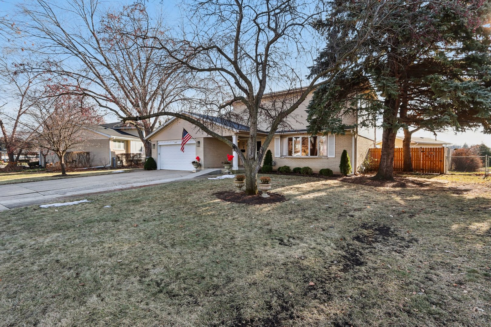 2019 E Avon Lane, Arlington Heights, IL