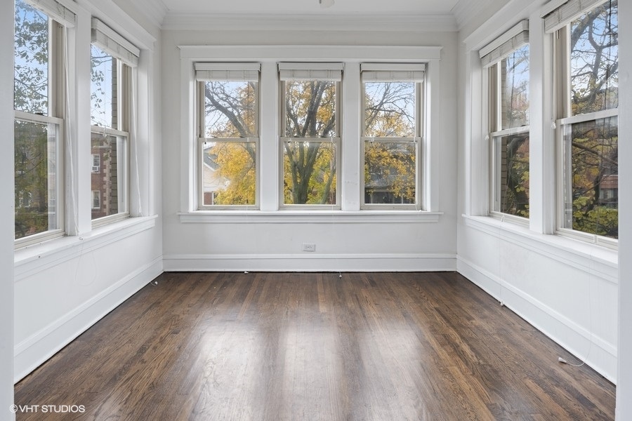 3028 W EASTWOOD Avenue, Chicago, IL