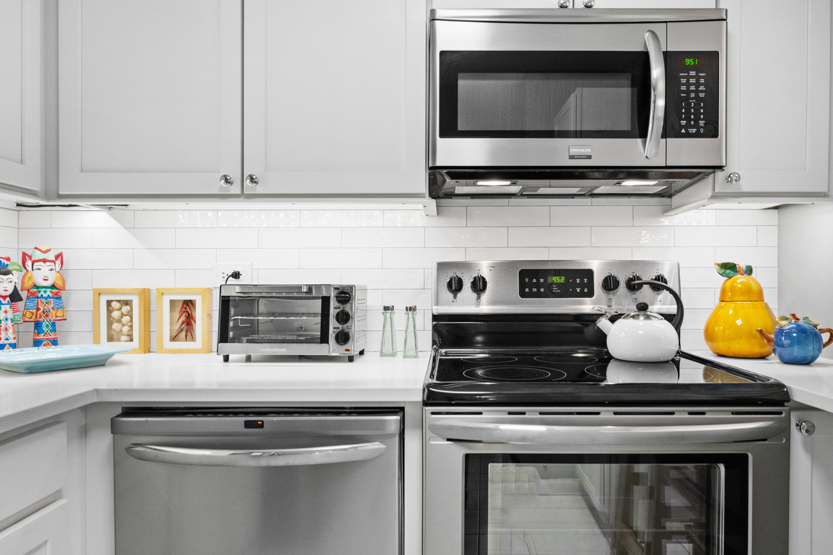 1555 N Sandburg Terrace #517, Chicago, IL