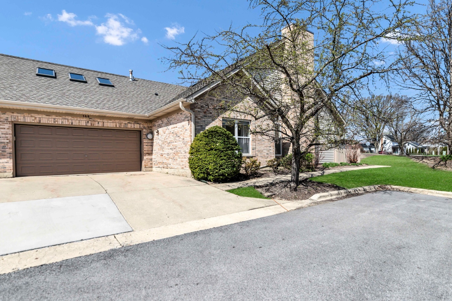 144 Canterbury Court, Bloomingdale, IL