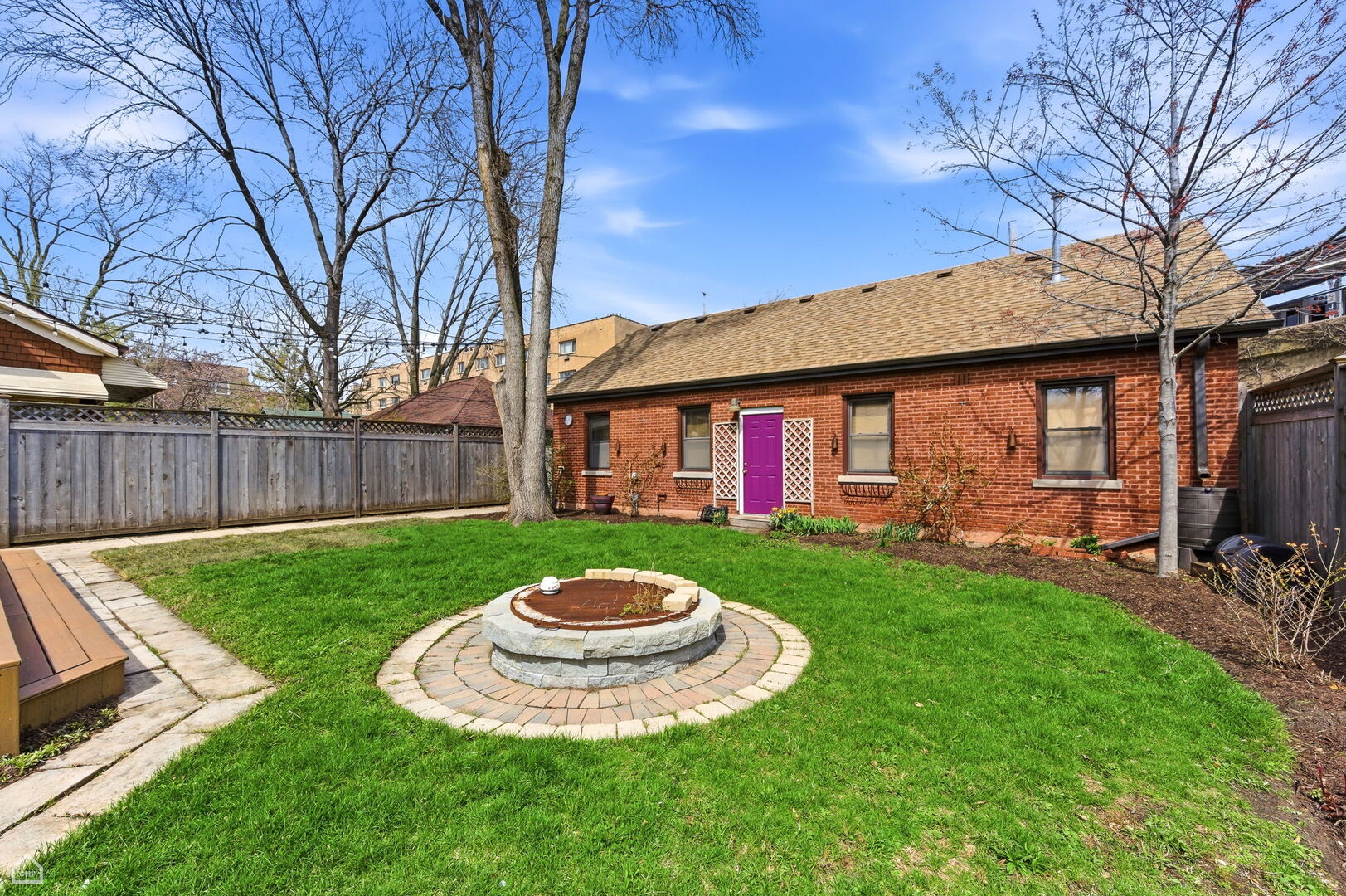 1516 W Sherwin Avenue, Chicago, IL