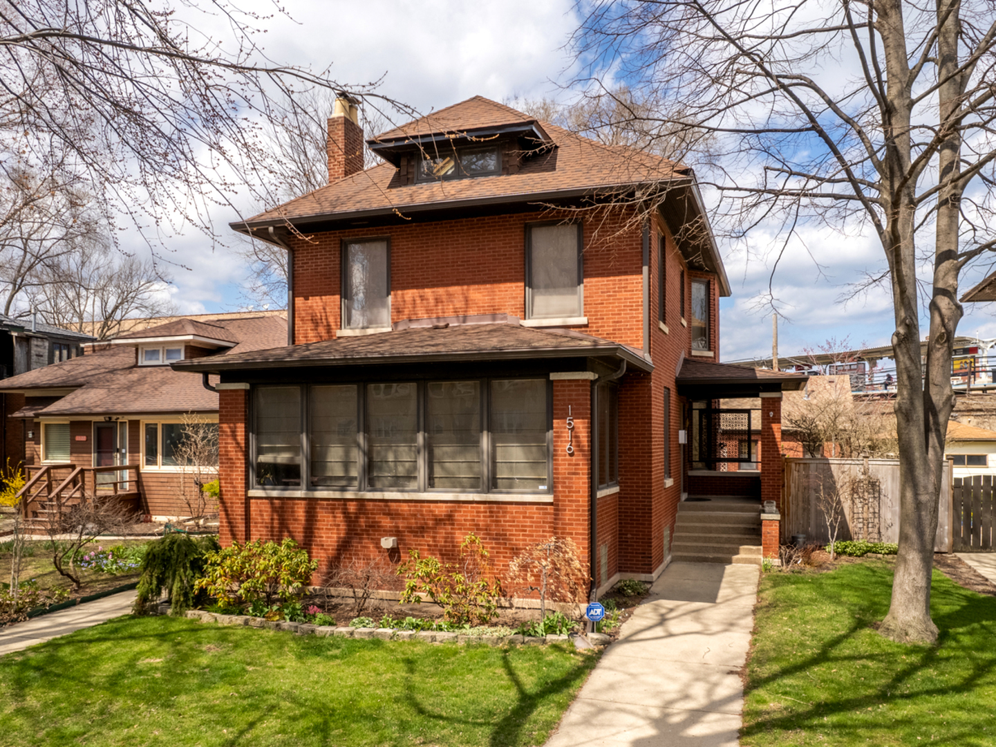 1516 W Sherwin Avenue, Chicago, IL