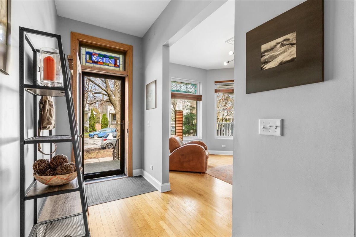 2159 W Wilson Avenue, Chicago, IL