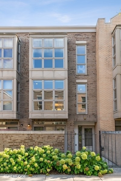 2335 N Wayne Avenue, Chicago, IL