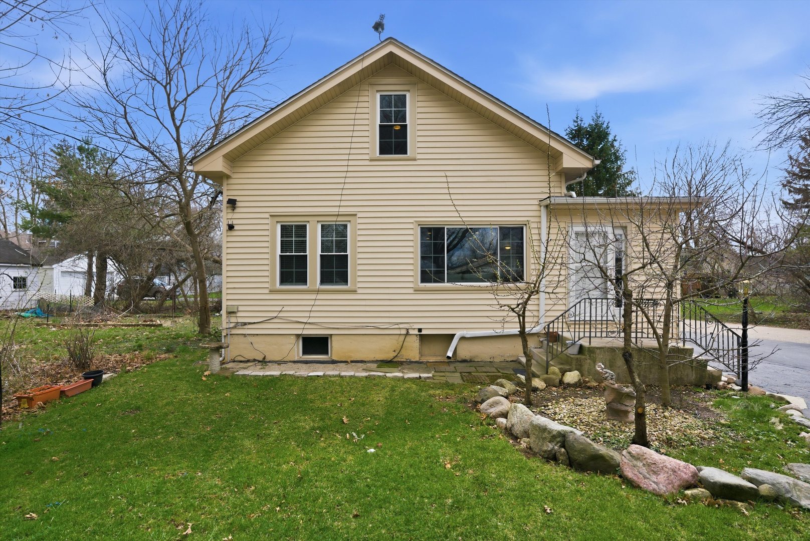 305 Circle Road, Fox River Grove, IL