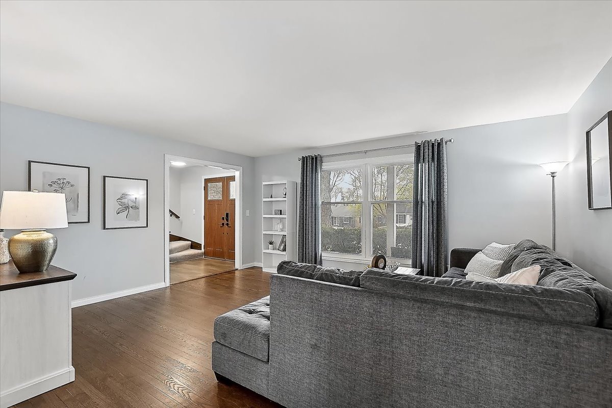 1018 Shari Lane, Libertyville, IL