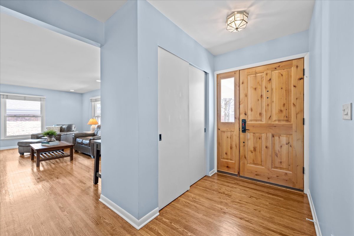 230 W Center Avenue, Lake Bluff, IL