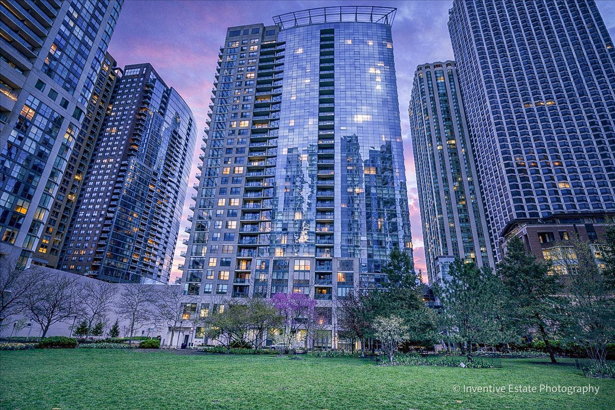 201 N Westshore Drive #1006, Chicago, IL
