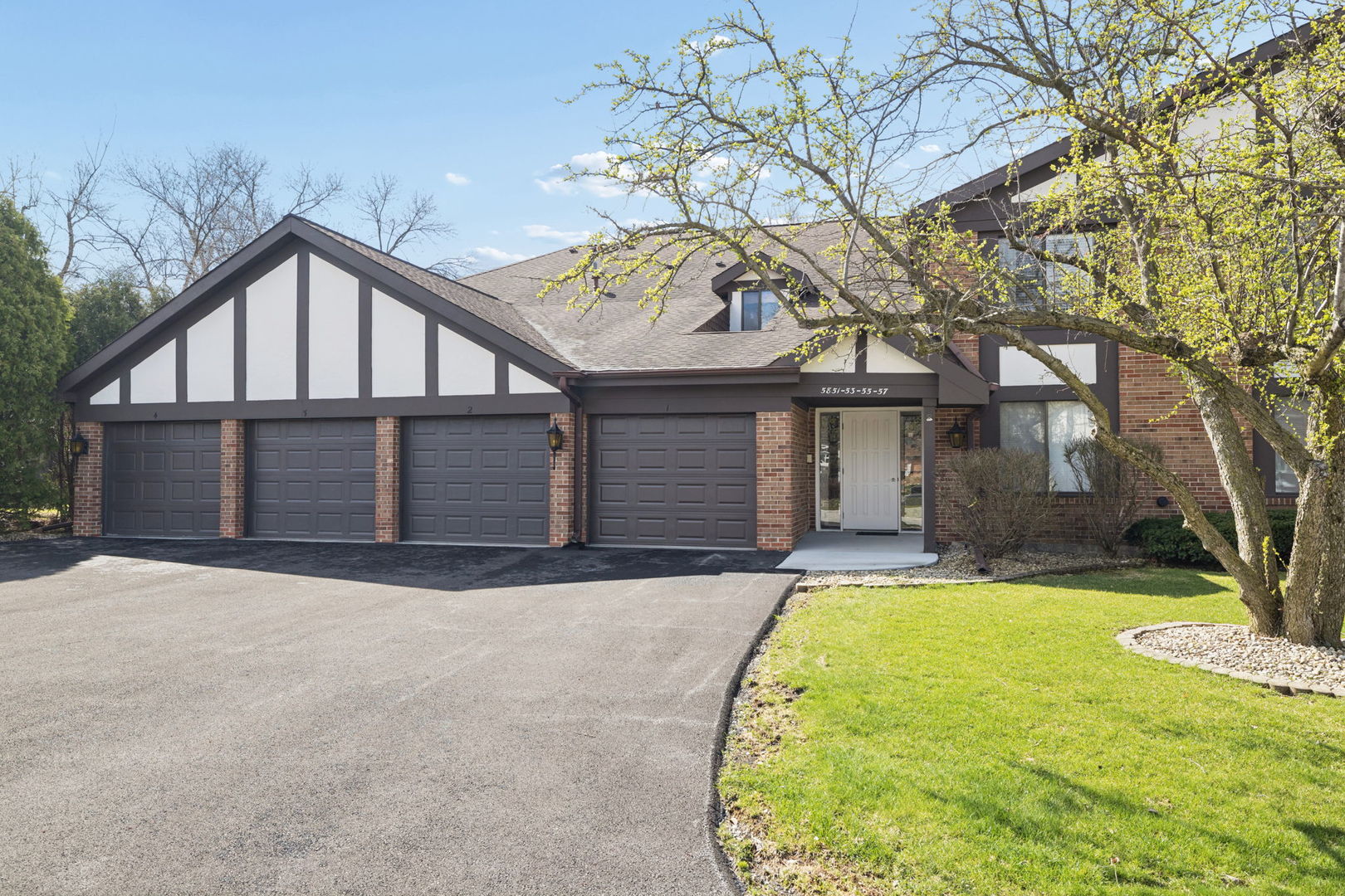5851 Doe Circle #5851, Westmont, IL