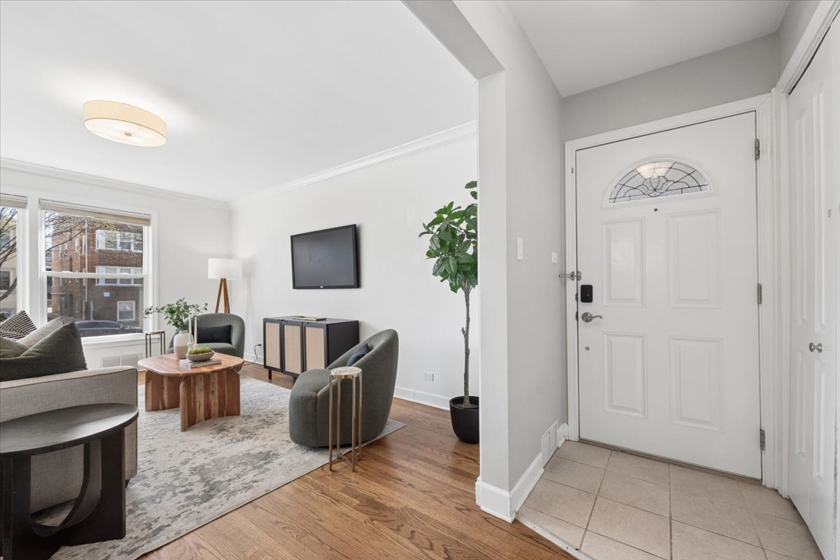 2710 W Berwyn Avenue, Chicago, IL