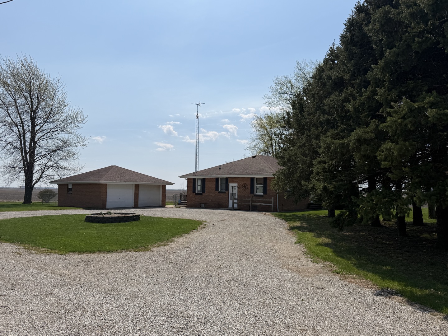 15266 Leroy Road, Farmer City, IL
