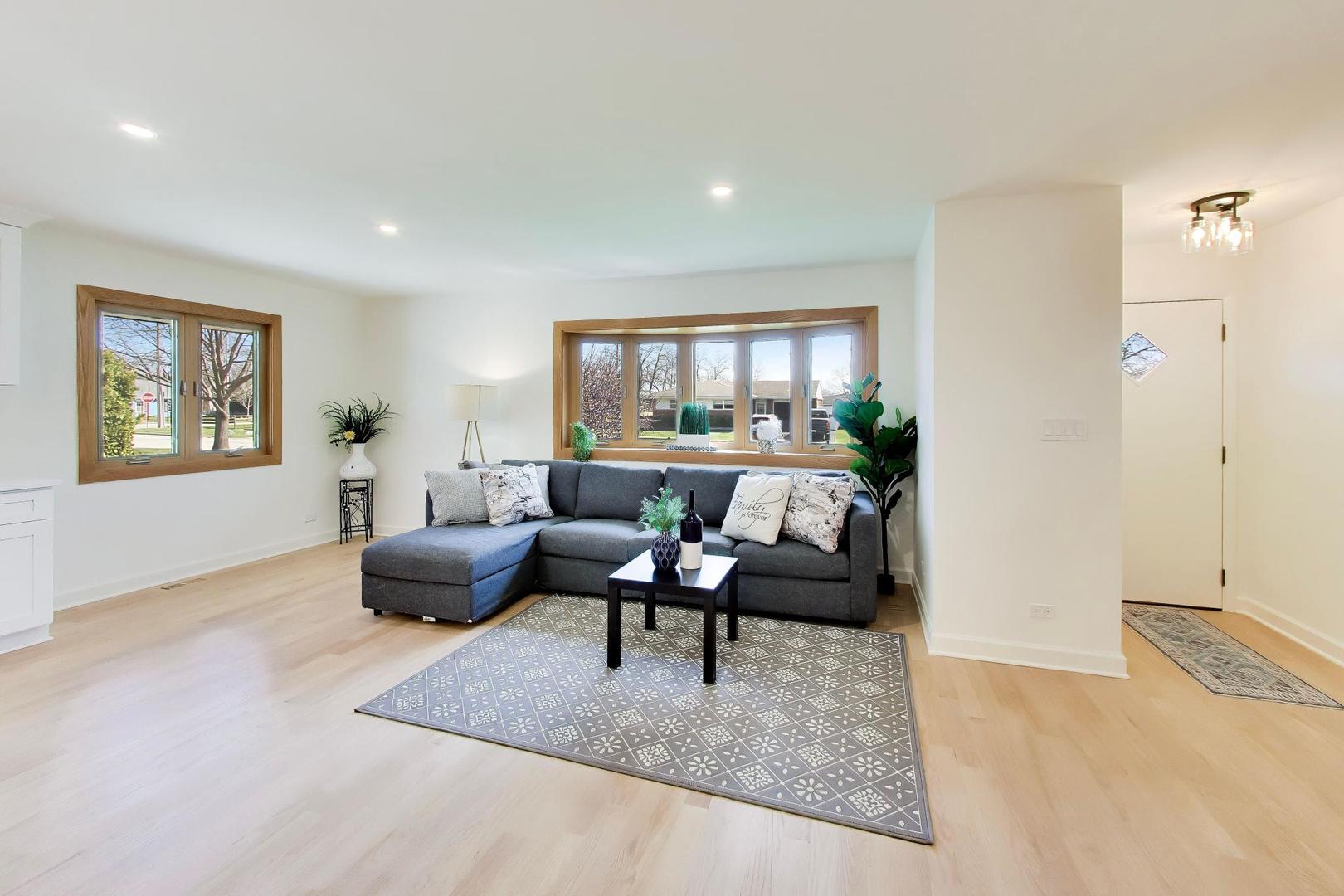 656 Jon Lane, Des Plaines, IL