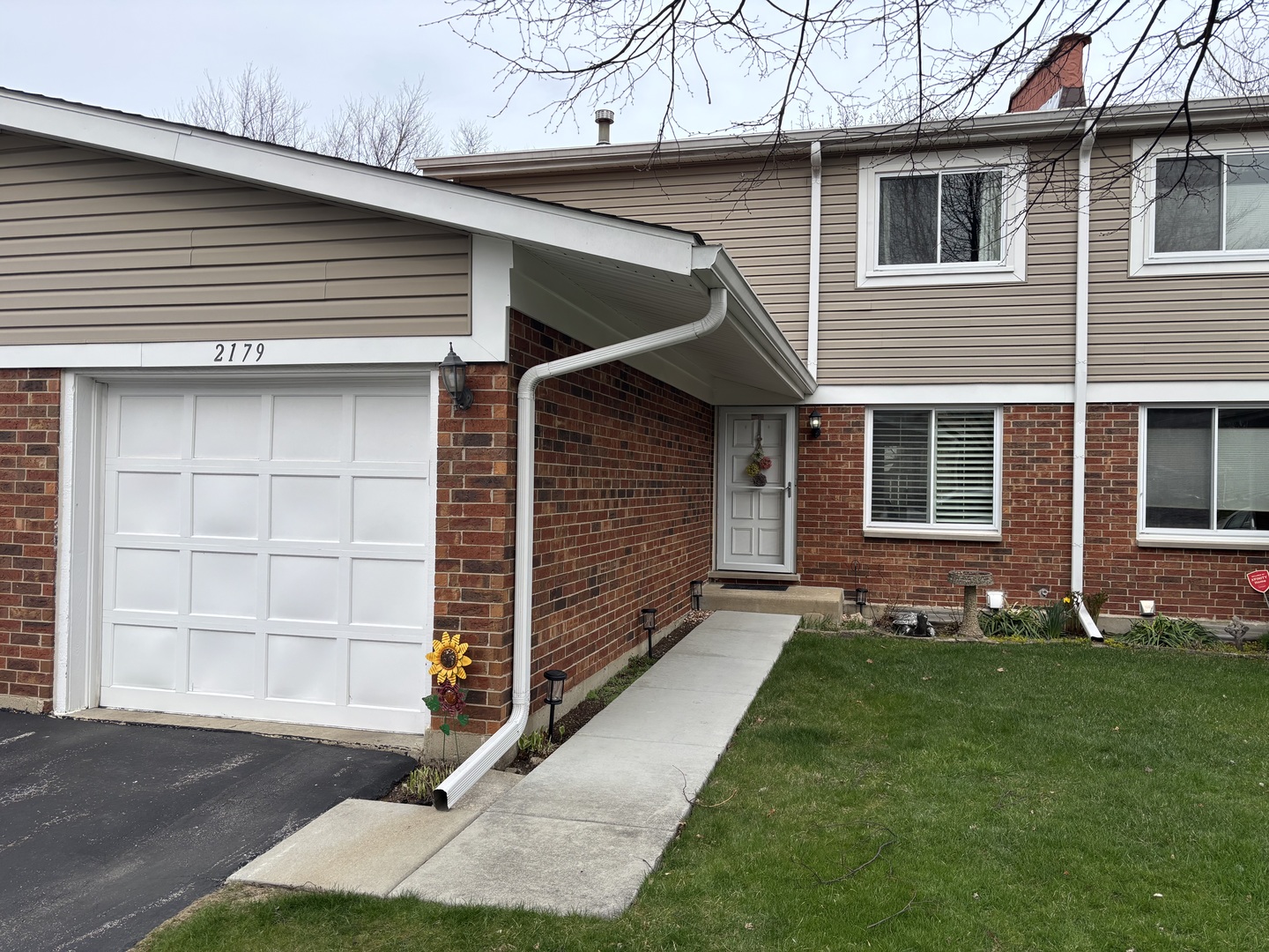 2179 N Queensburg Lane, Palatine, IL