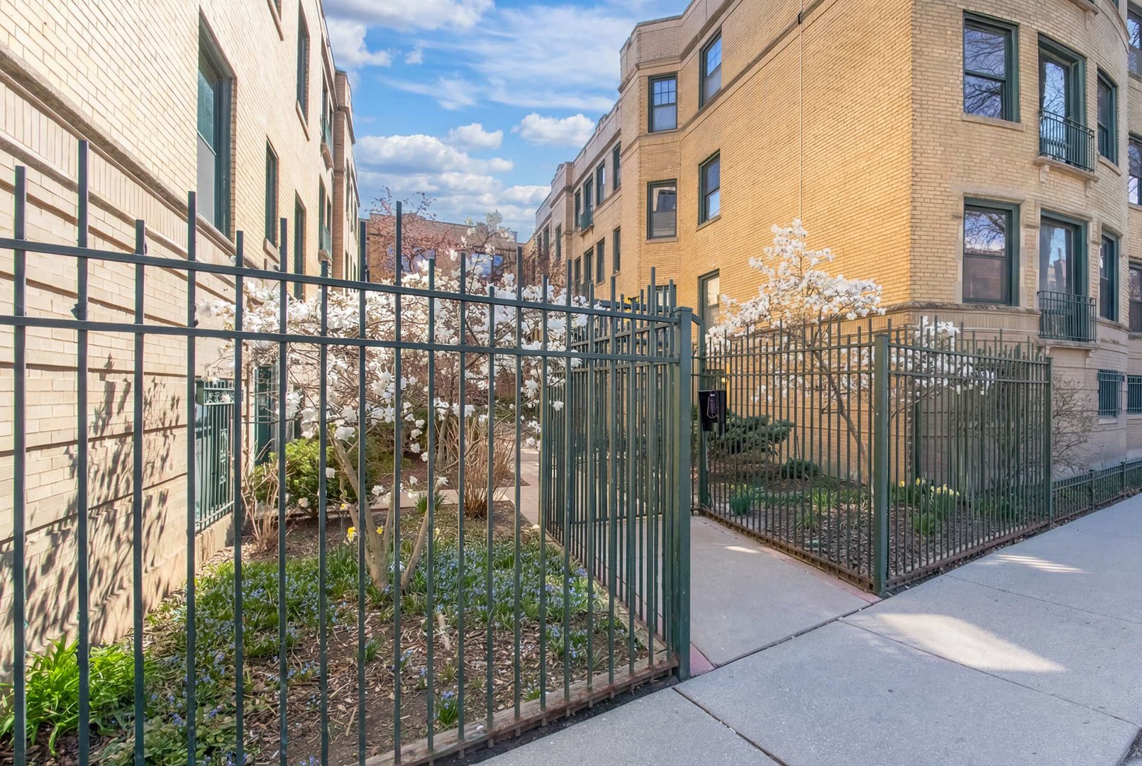 7033 N Sheridan Road #2N, Chicago, IL