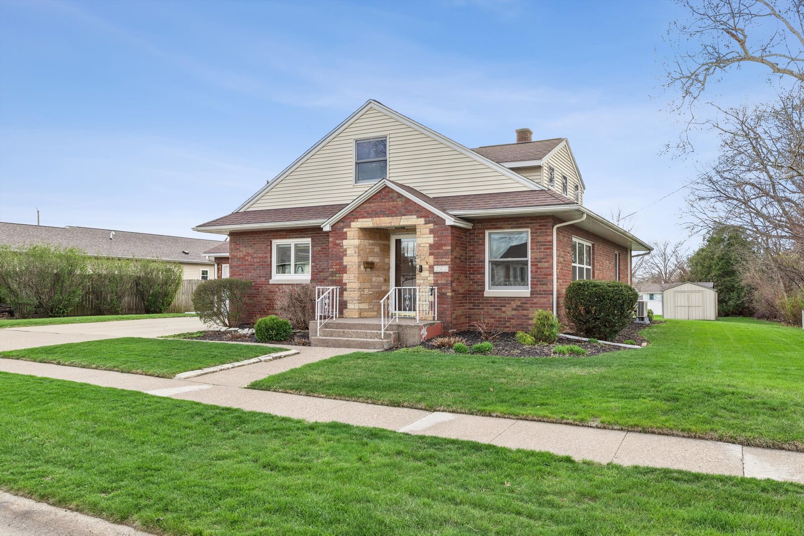 213 8th Avenue, Dewitt, IA