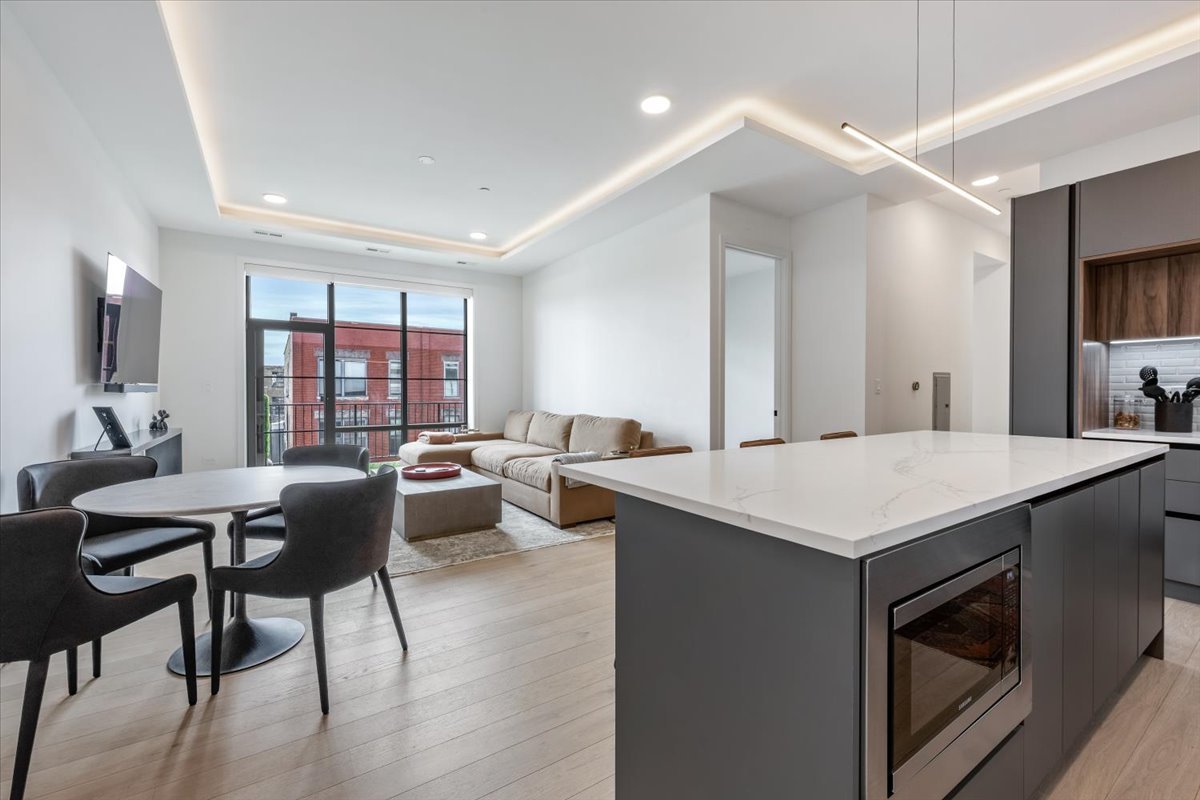 504 N Leavitt Street #302, Chicago, IL