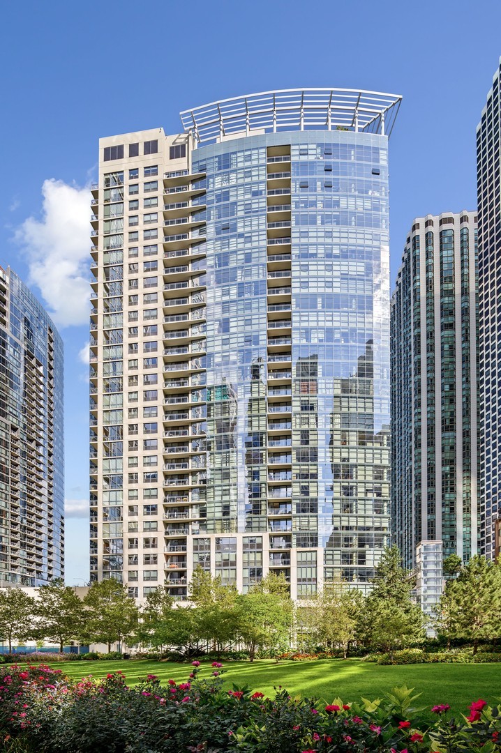 201 N Westshore Drive #2204, Chicago, IL
