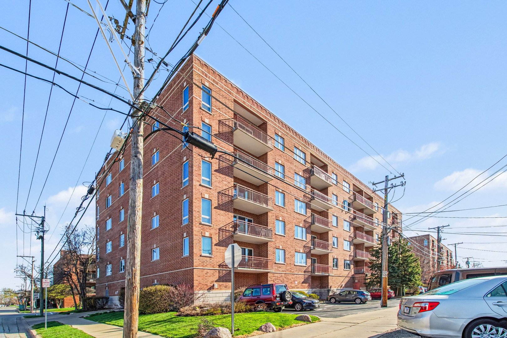 1327 E Washington Street #309, Des Plaines, IL