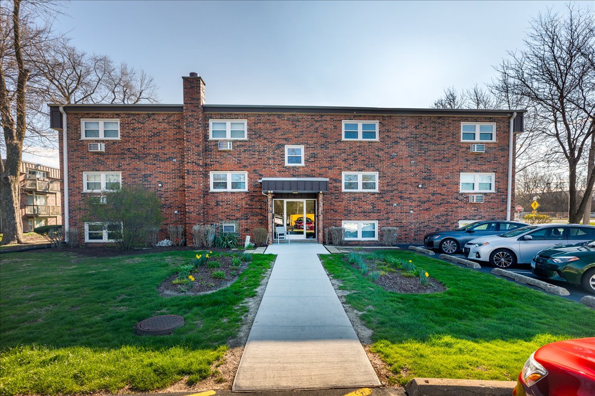 5740 East Avenue #2D, Countryside, IL