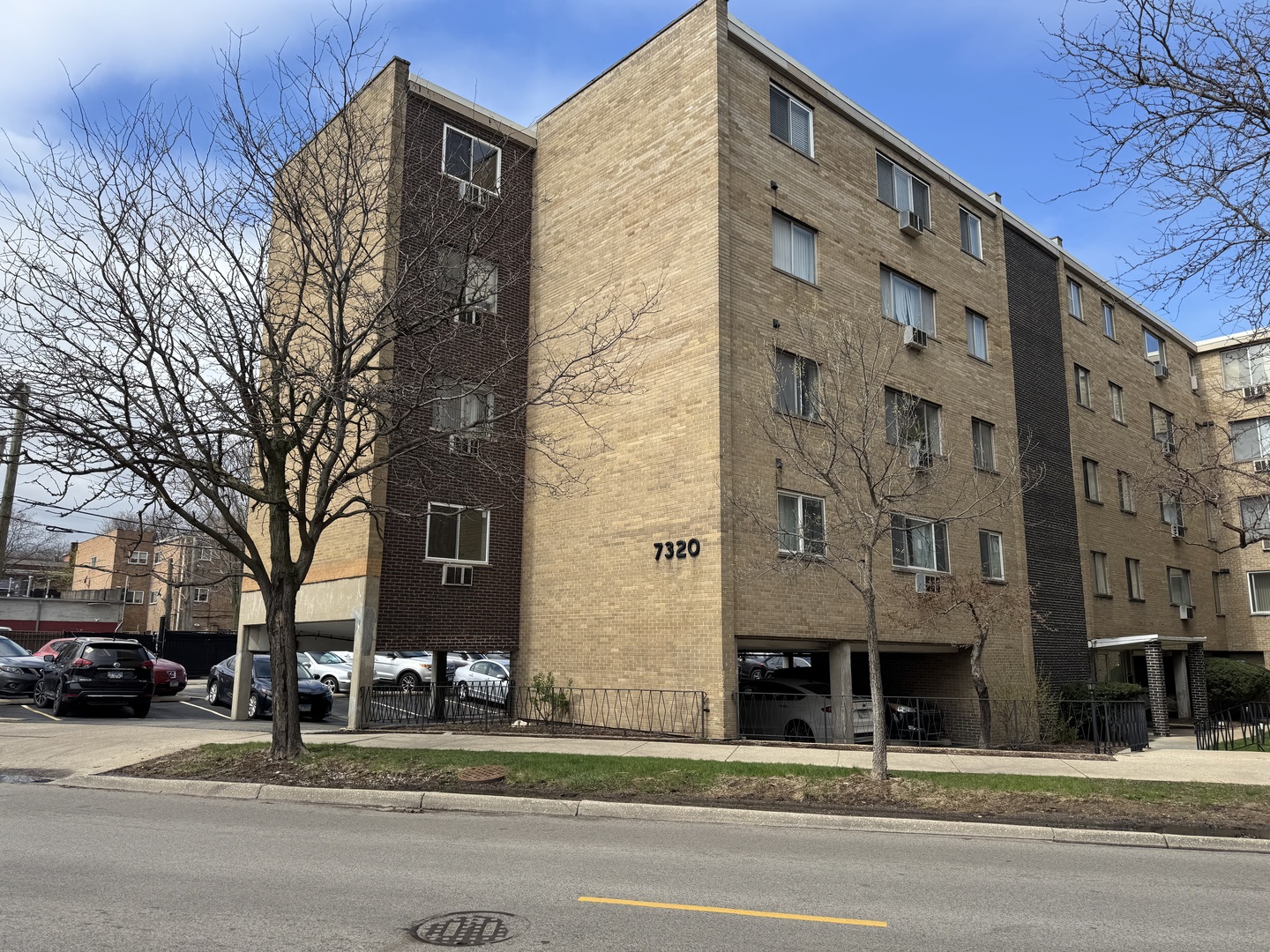 7320 N ROGERS Avenue #215, Chicago, IL