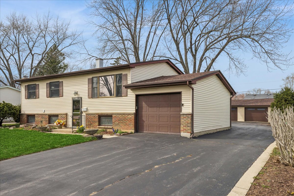 18508 W Woodland Terrace, Gurnee, IL