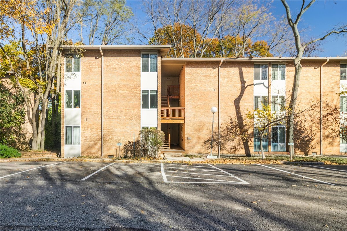 5817 Oakwood Drive #E, Lisle, IL