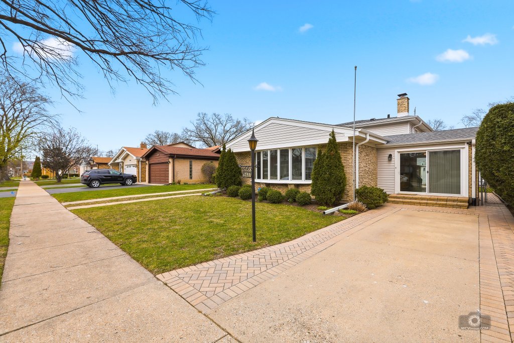 9437 Lockwood Avenue, Skokie, IL
