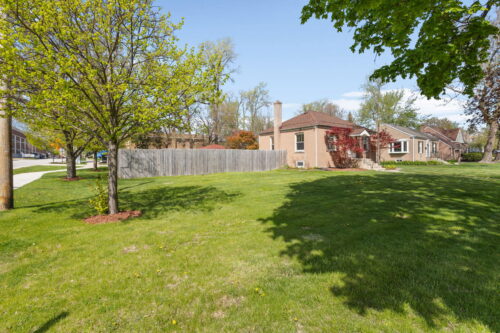 132 Hiawatha Drive, Clarendon Hills, IL