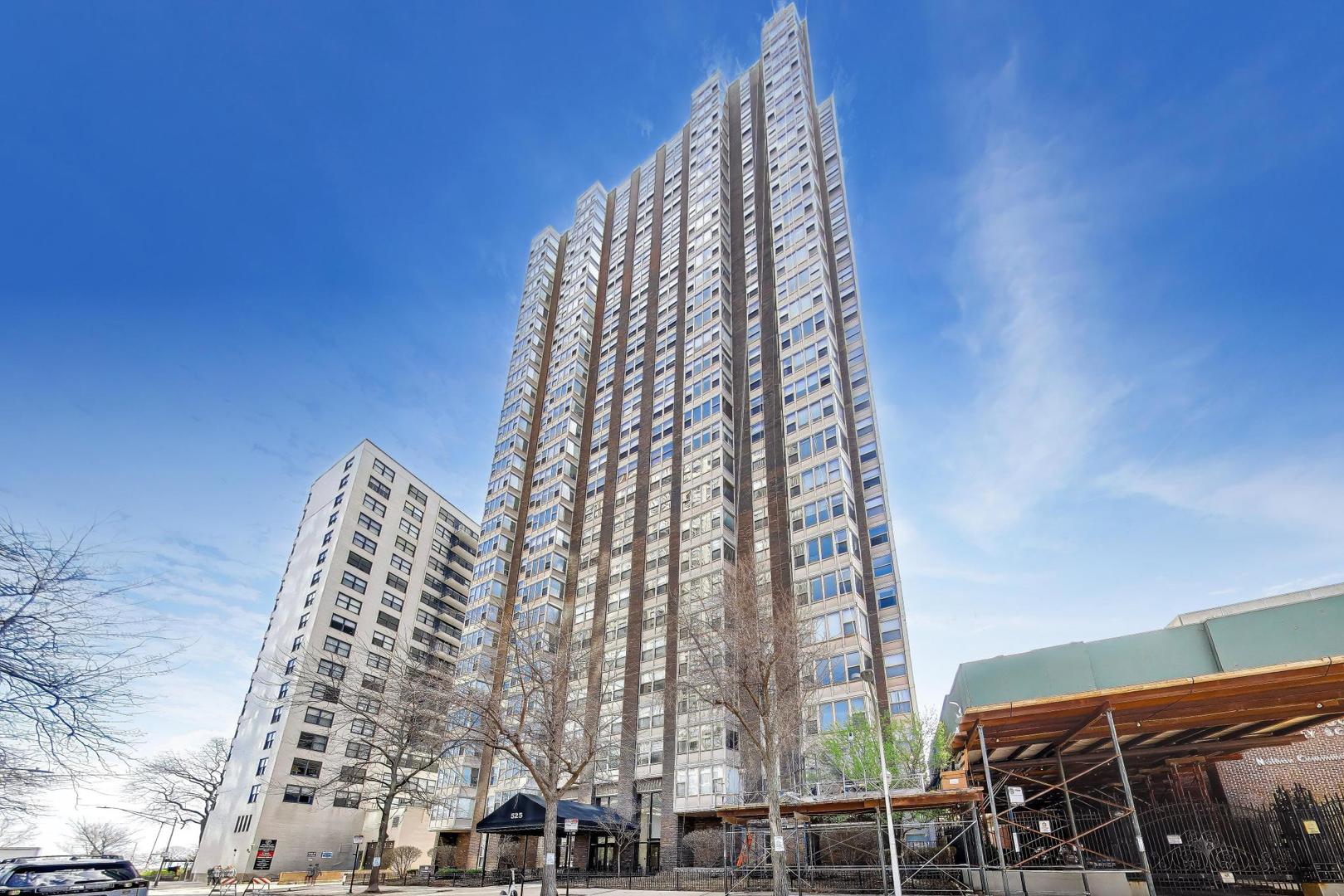 525 W Hawthorne Place #606, Chicago, IL
