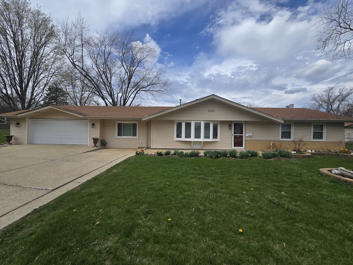 1832 W Weathersfield Way, Schaumburg, IL