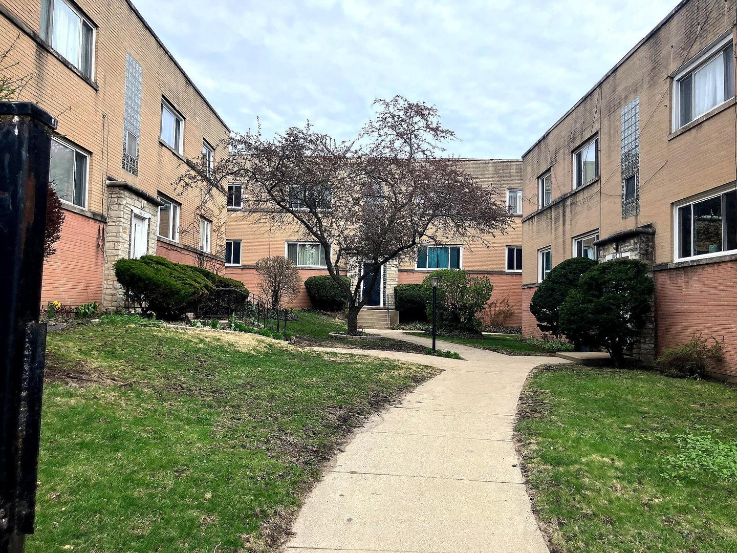 1706 W Jarvis Avenue #1W, Chicago, IL