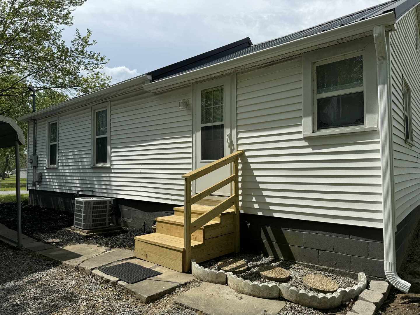 1304 W Benton Street, Mcleansboro, IL