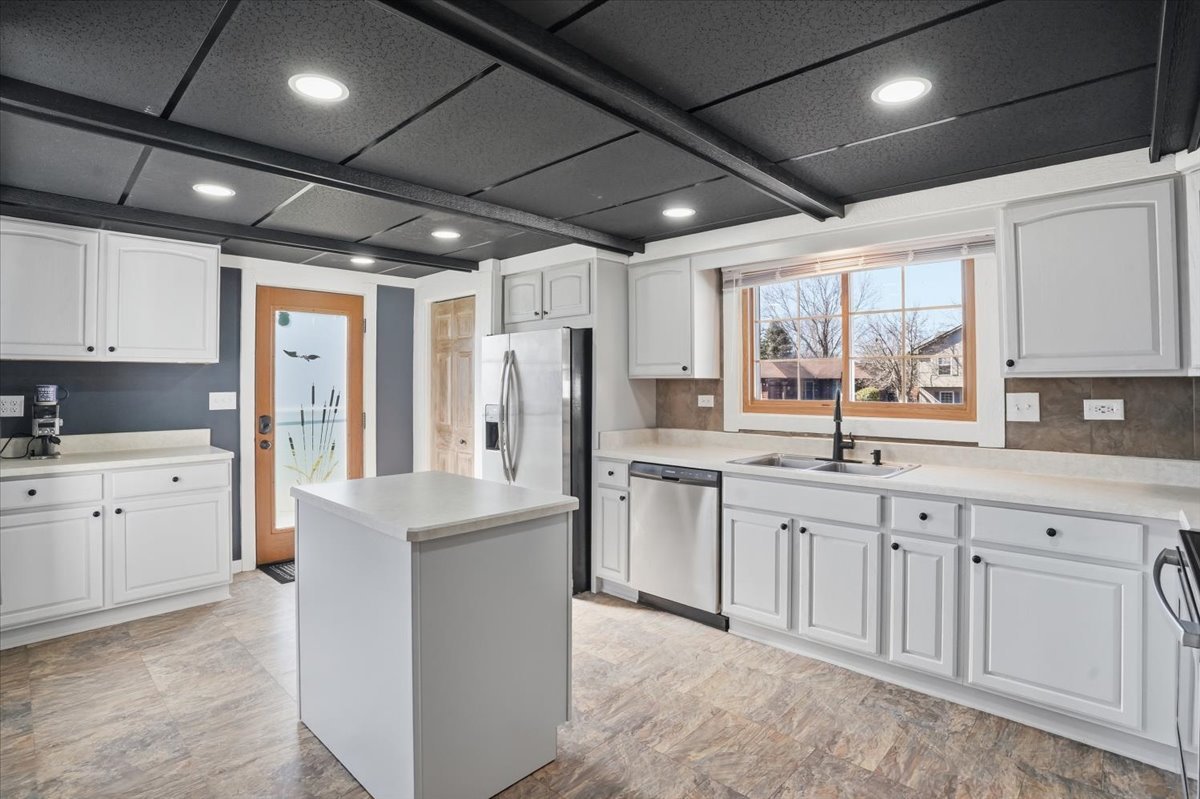 422 PEMBROKE Road, Poplar Grove, IL