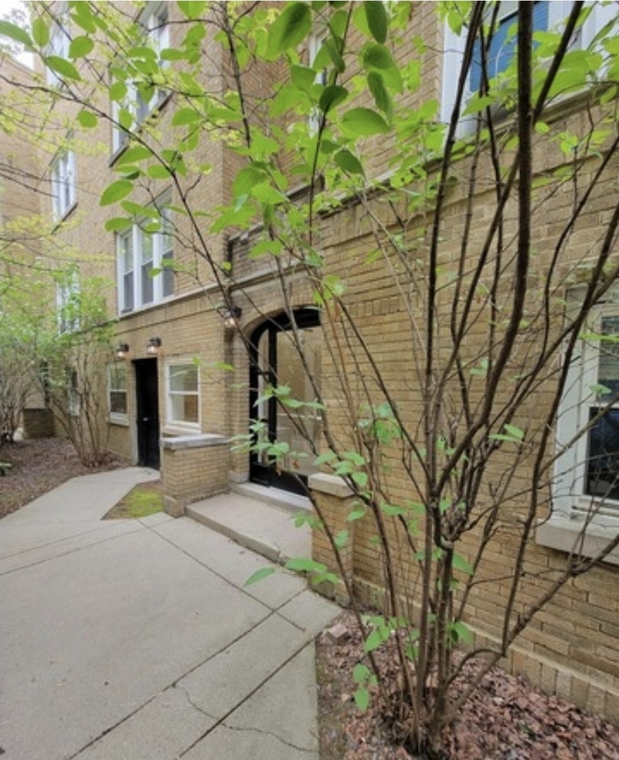681.5 W Wrightwood Avenue #1E, Chicago, IL