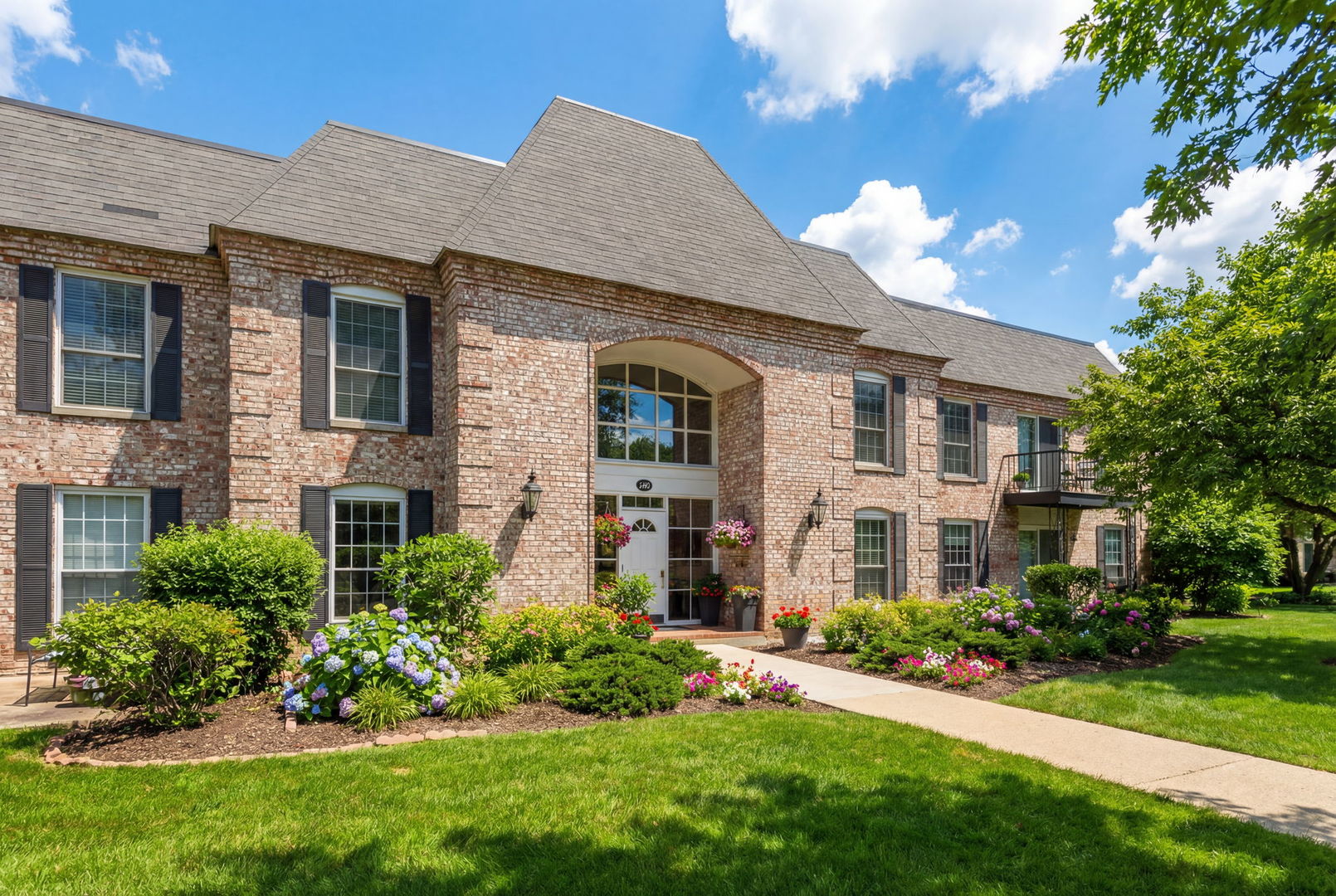 140 Carriage Way Drive #C218, Burr Ridge, IL