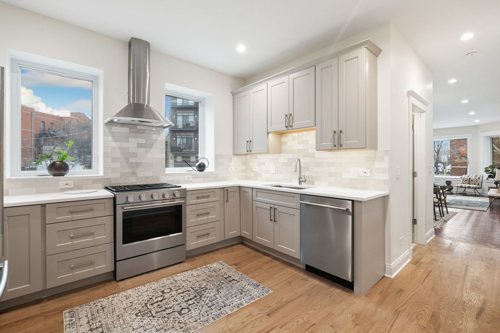 3354 N Whipple Street #1F, Chicago, IL