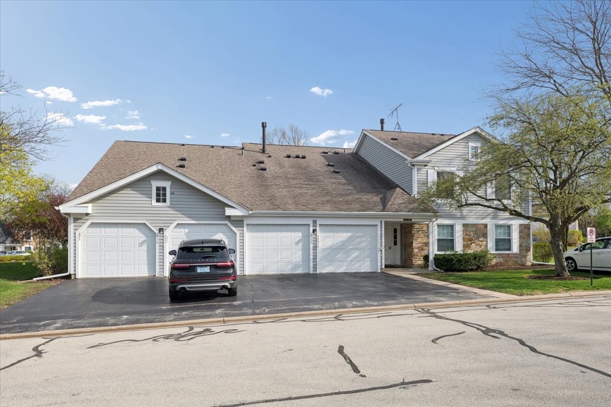225 Thornapple Court #225, Buffalo Grove, IL