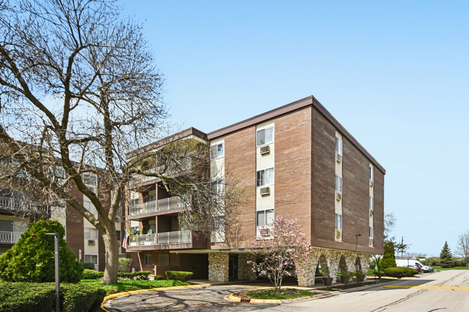 1331 S Finley Road #413, Lombard, IL