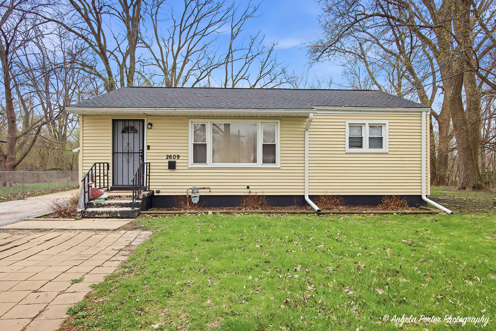 2609 N Pine Street, Waukegan, IL