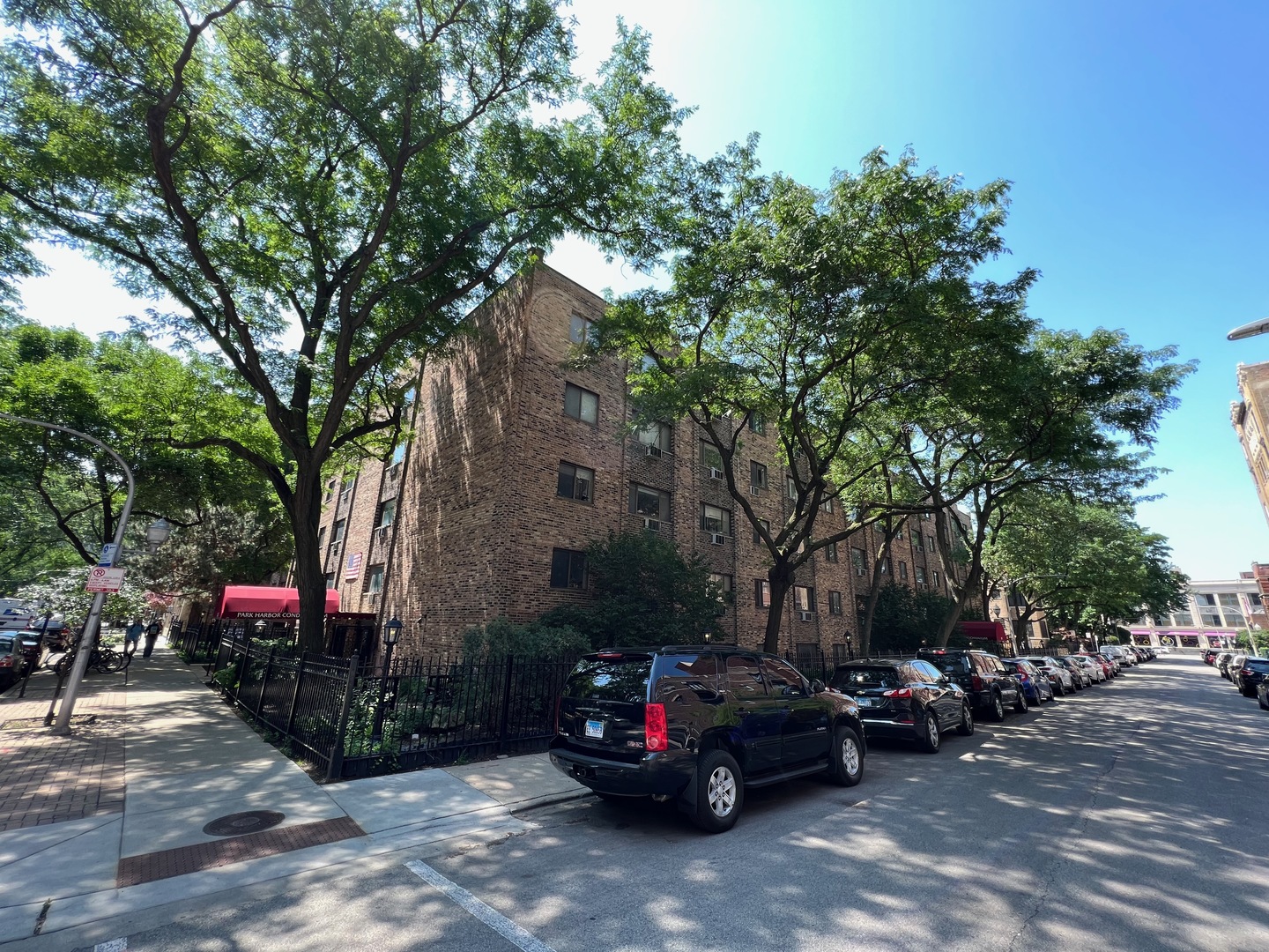 3620 N Pine Grove Avenue #204, Chicago, IL