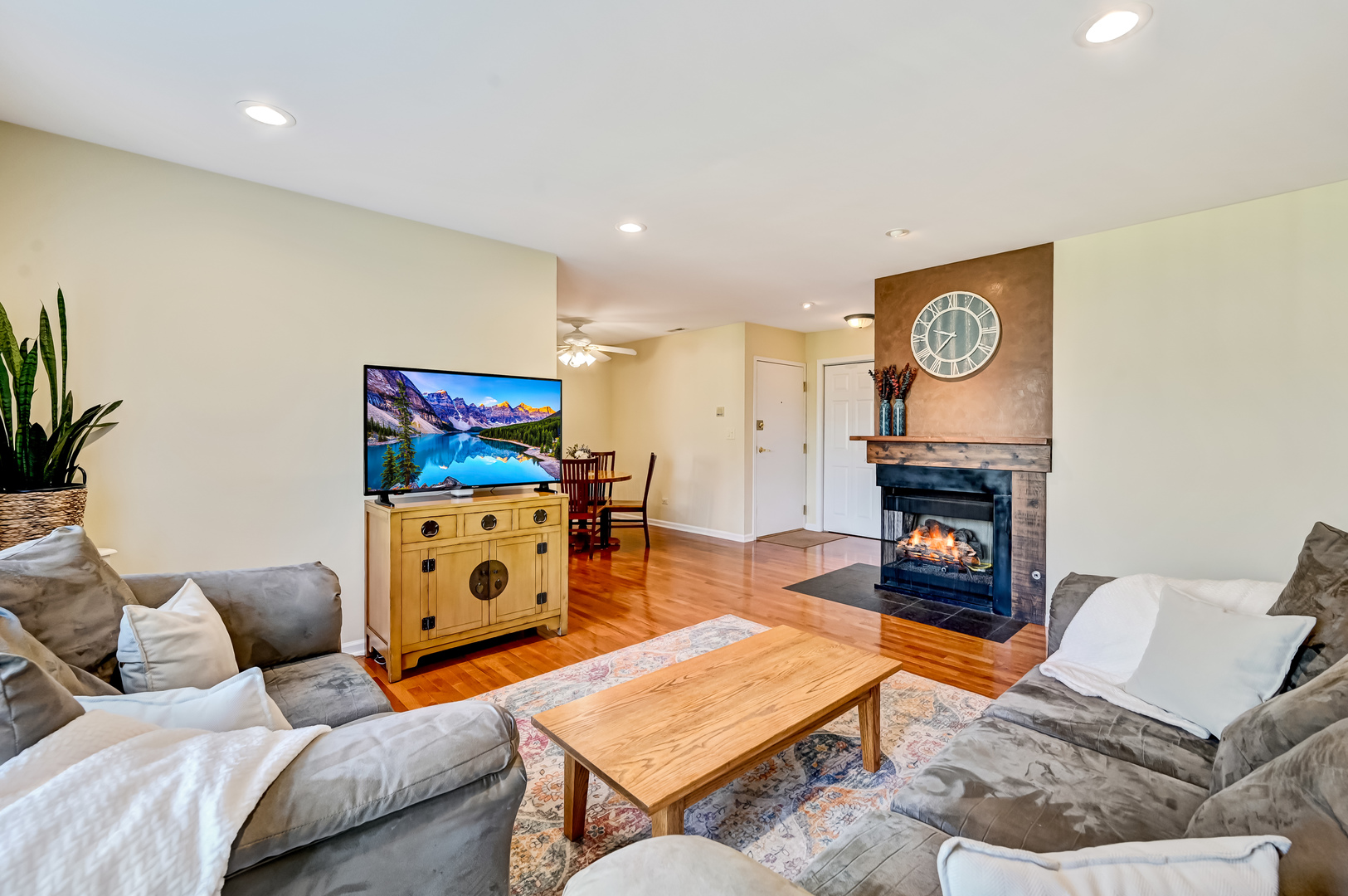 7000 Barrington Court #204, Woodridge, IL