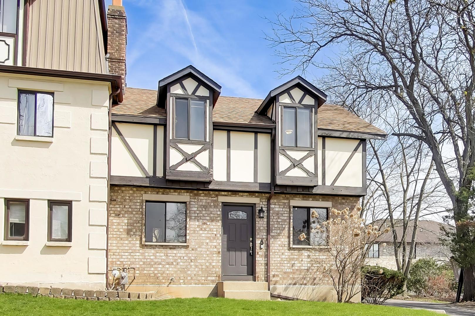 828 Village Quarter Road #A, West Dundee, IL