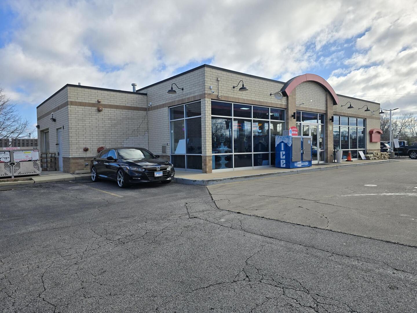 908 E Irving Park Road, Streamwood, IL