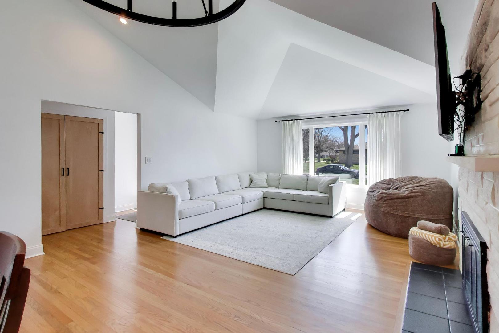 1032 Heatherfield Lane, Glenview, IL