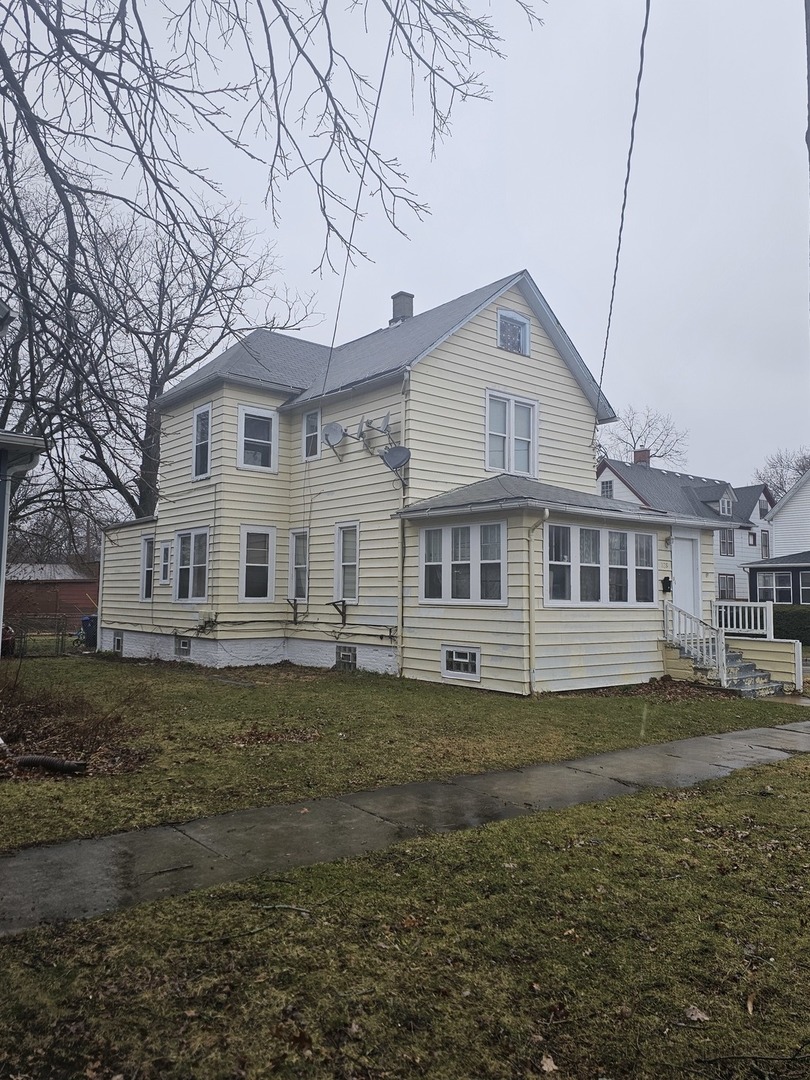 728 N Ash Street, Waukegan, IL