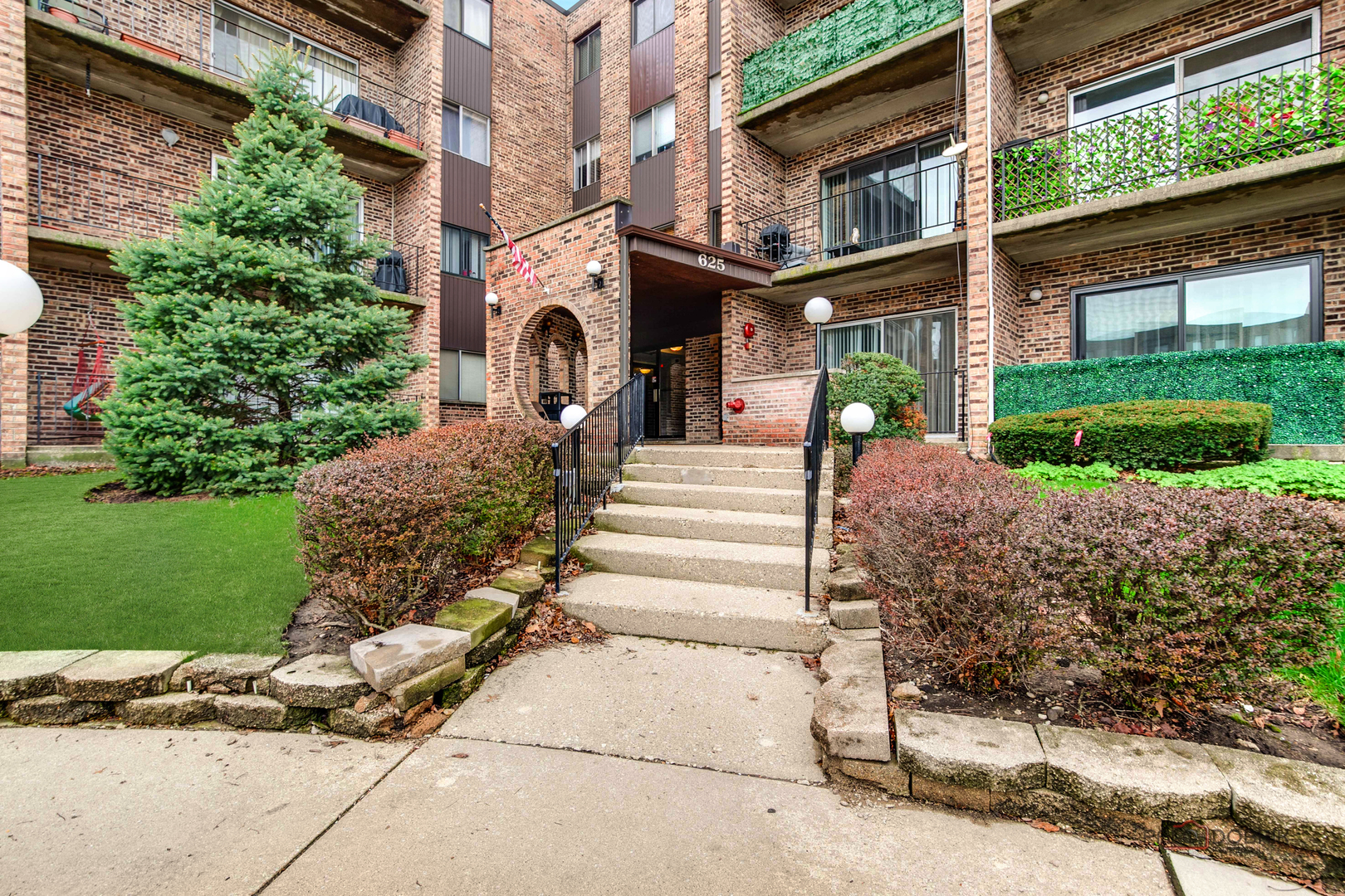 625 W Huntington Commons Road #208, Mount Prospect, IL