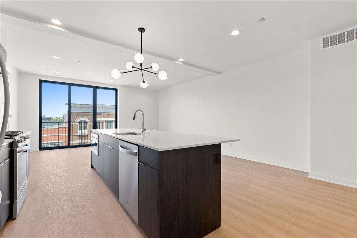 1801 W Grand Avenue #403, Chicago, IL