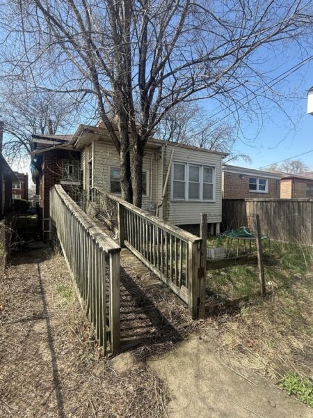 7557 S Paxton Avenue, Chicago, IL