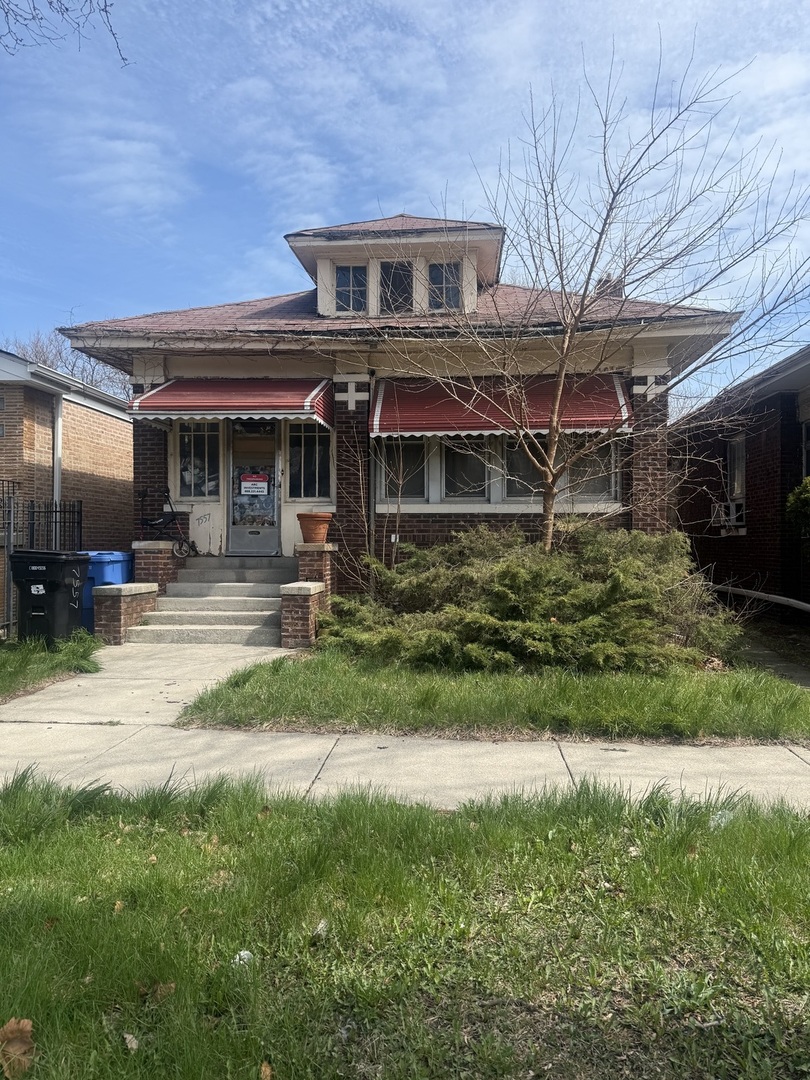 7557 S Paxton Avenue, Chicago, IL